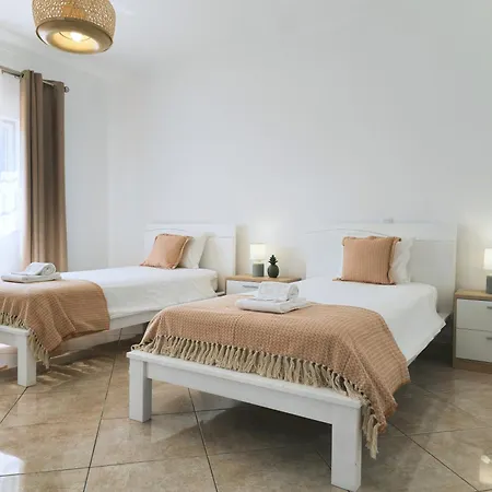 Дом отдыха Casa Caravela - Spacious Villa, Sunny Swimming Pool & Bbq