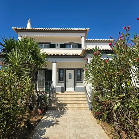 Casa Caravela - Spacious Villa, Sunny Swimming Pool & Bbq *