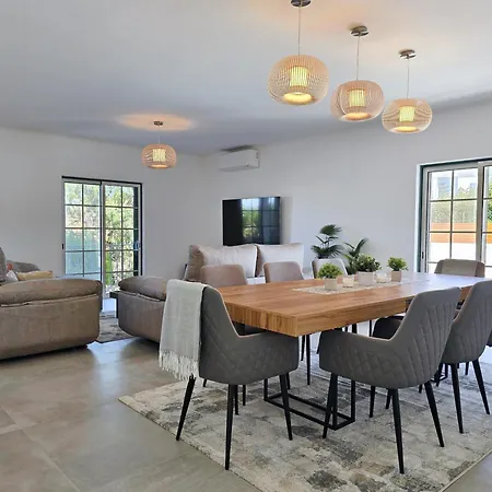 בית נופש Casa Caravela - Spacious Villa, Sunny Swimming Pool & Bbq לגואה