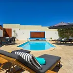 Casa Caravela - Spacious Villa, Sunny Swimming Pool & Bbq *