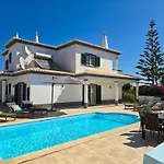 Casa Caravela - Spacious Villa, Sunny Swimming Pool & Bbq