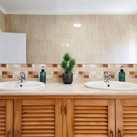 Casa Caravela - Spacious Villa, Sunny Swimming Pool & Bbq