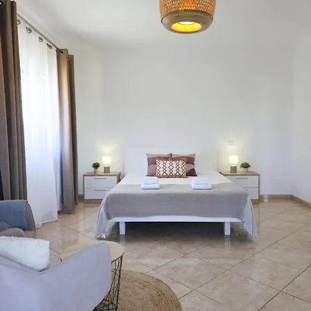 Casa Caravela - Spacious Villa, Sunny Swimming Pool & Bbq *