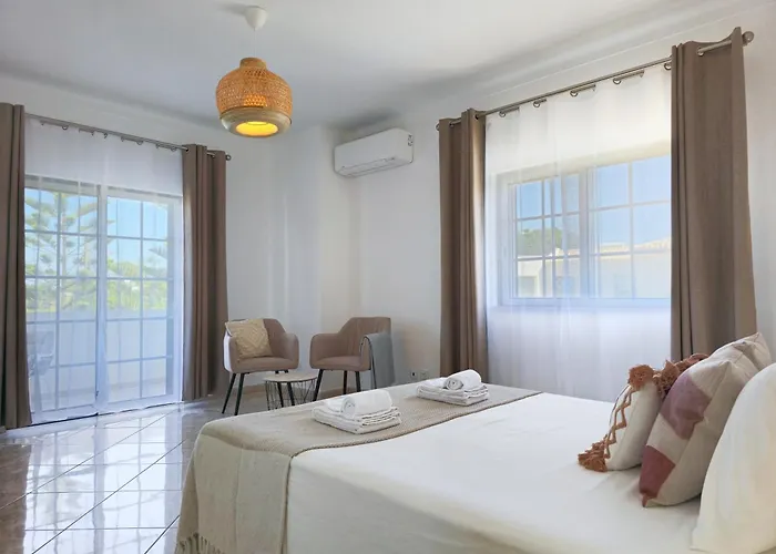 Casa Caravela - Spacious Villa, Sunny Swimming Pool & Bbq