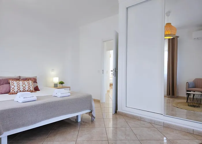 Casa Caravela - Spacious Villa, Sunny Swimming Pool & Bbq