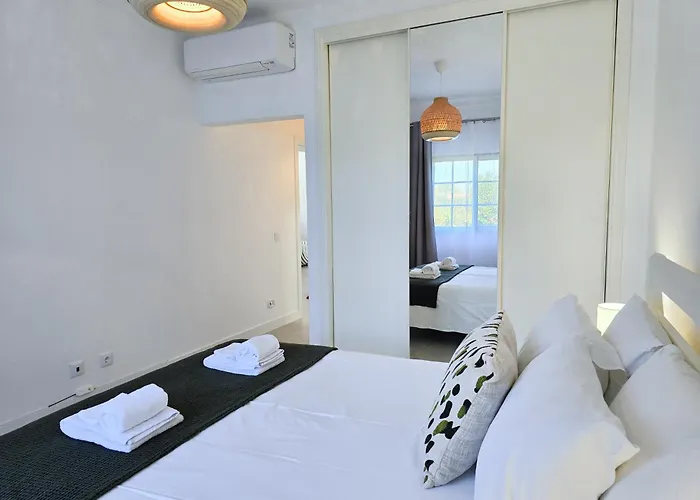 Дом отдыха Casa Caravela - Spacious Villa, Sunny Swimming Pool & Bbq