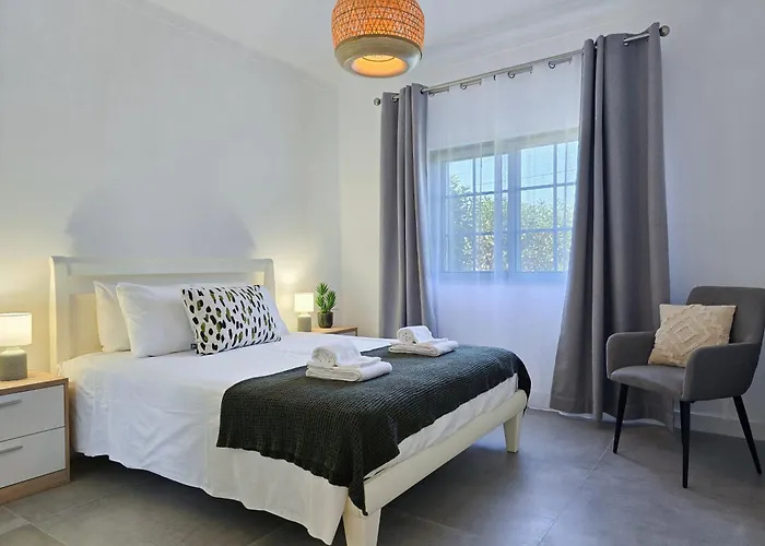 Casa Caravela - Spacious Villa, Sunny Swimming Pool & Bbq *