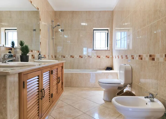 Дом отдыха Casa Caravela - Spacious Villa, Sunny Swimming Pool & Bbq